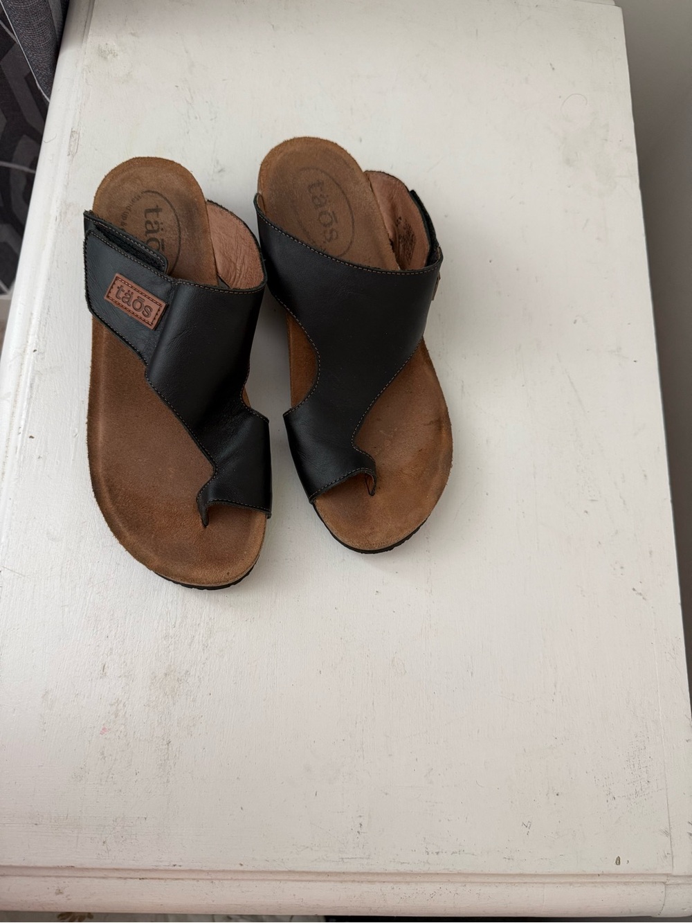 Taos Footwear Kids Black Leather Toe-Loop Sandals with Brown Footbed